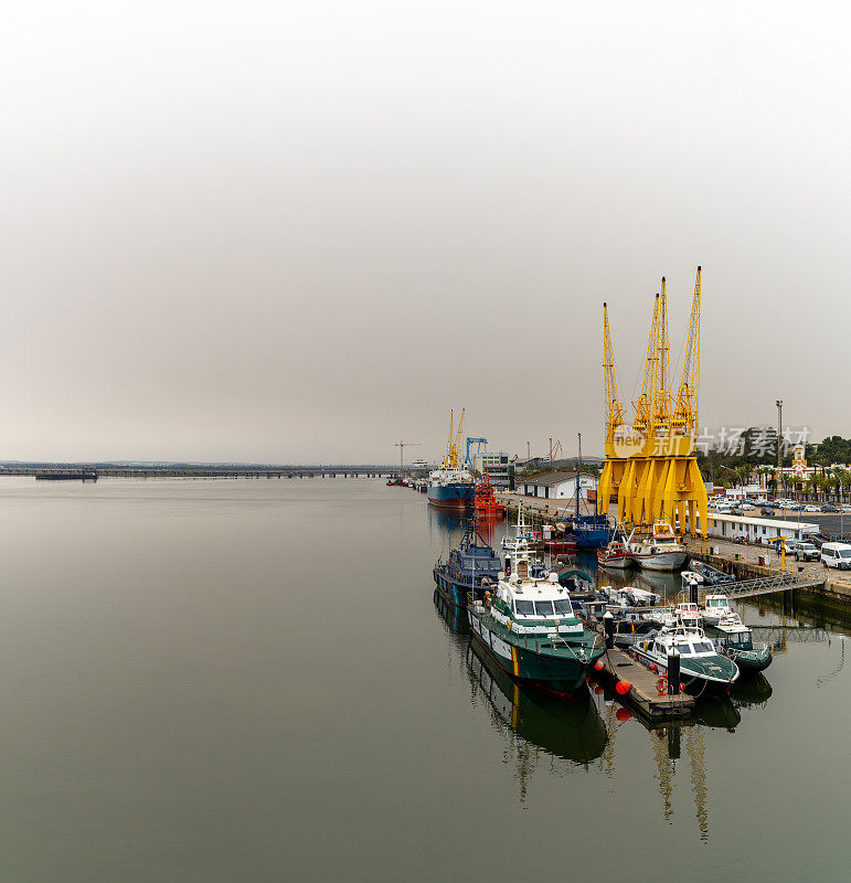 在Huelva港，港口起重机和Guardia Civil police的船只使Tinto河平静下来